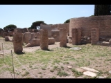 08534 ostia - regio v - insula vii - domus dei capitelli di stucco (v,vii,4-5) - peristylium - blick ri nordwesten - re apsis sede degli augustali (v,x,1) - 06-2022.jpg